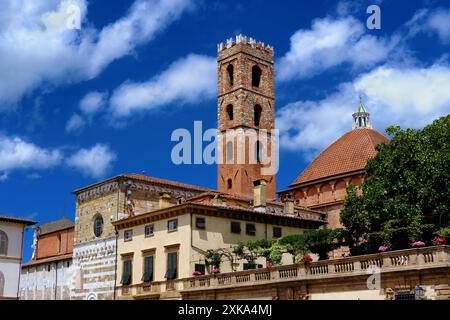 Lucca charmantes historisches Zentrum. Blick auf den mittelalterlichen Glockenturm und die Kuppel der Kirche der Heiligen Johannes und Reparata zwischen Wolken Stockfoto