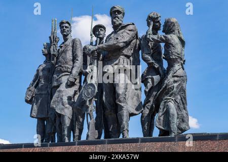 SANKT PETERSBURG, RUSSLAND - 30. JUNI 2024: Krieger der Volksmiliz. Fragment der skulpturalen Komposition des Denkmals für den Heldendefen Stockfoto