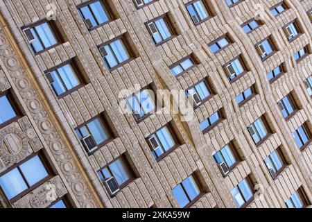 New York, USA – externe Klimaanlagen, die an der Außenseite eines Gebäudes in New York City angebracht sind. Stockfoto