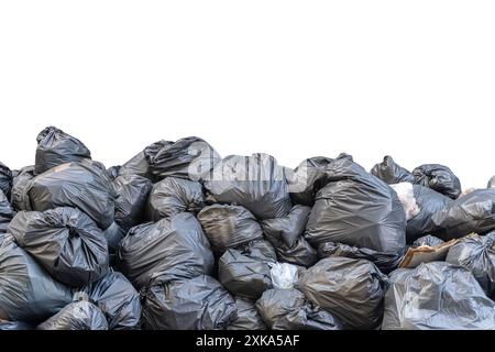 Schwarze Mülltüte stapeln sich. Zerknitterte Kunststoffbeutel. Viele biologisch abbaubare Beutel stapeln sich auf weißem isoliertem Hintergrund Stockfoto