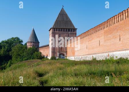 SMOLENSK, RUSSLAND - 13. JULI 2024: Sonniger Juli an der alten Verteidigungsmauer von Smolensk Stockfoto