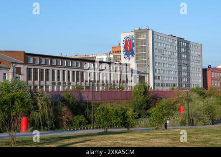 TULA, RUSSLAND - 14. JULI 2024: Gebäude der Tula Waffenfabrik an einem sonnigen Julimorgen Stockfoto