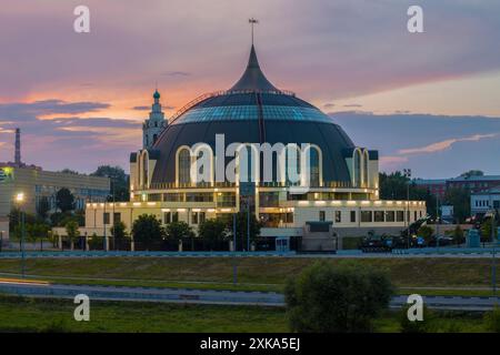 TULA, RUSSLAND - 15. JULI 2024: Das moderne Gebäude des Waffenmuseums bei Sonnenuntergang Stockfoto