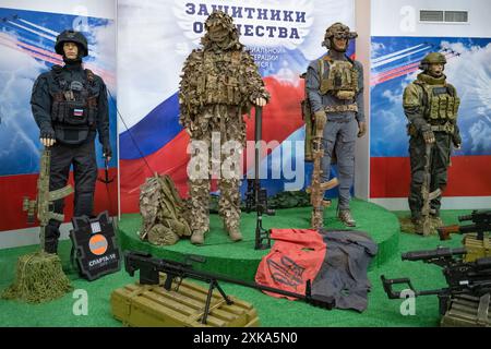 TULA, RUSSLAND - 14. JULI 2024: Muster moderner Uniformen für Soldaten der russischen Spezialkräfte. Ausstellungsverteidiger des Vaterlandes. Waffenmuseum Stockfoto