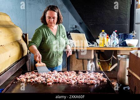 Anne Cooking for her Neighbourhood Historical Thug & Ship Owner Anne kocht ein Surina-Gericht / Wrap für ihre Nachbarschaft in einer Old Shipyard Kitchen. Rotterdam, Niederlande. MRYES Rotterdam Oude Haven / Scheepswerf Konings Zuid-Holland Nederland Copyright: XGuidoxKoppesxPhotox Stockfoto