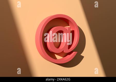 3D AT-Symbol wirft einen Schatten auf eine Wand und symbolisiert E-Mail und Online-Kommunikation. Stockfoto