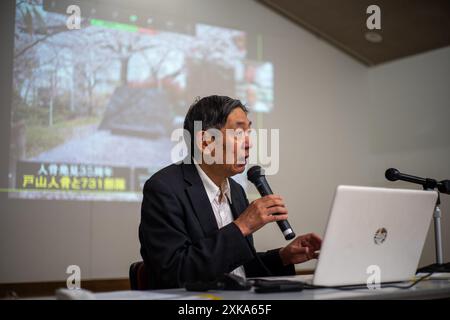 Tokio, Japan. Juli 2024. Kazuyuki Kawamura, ein ehemaliger Gemeinderat von Shinjuku, spricht während eines Treffens zum 35. Jahrestag der Entdeckung menschlicher Knochen einer medizinischen Fakultät der japanischen Armee in Tokio, Japan, am 20. Juli 2024. Die Versammlung wurde von der Vereinigung organisiert, die Untersuchungen an menschlichen Knochen forderte, die vom Standort des Army Medical College entdeckt wurden. ZU „Feature: Truth Reads for „Bones Related to war“ (Feature: Wahrheit wartet auf „Bones Related to war“) Credit: Zhang Xiaoyu/Xinhua/Alamy Live News Stockfoto