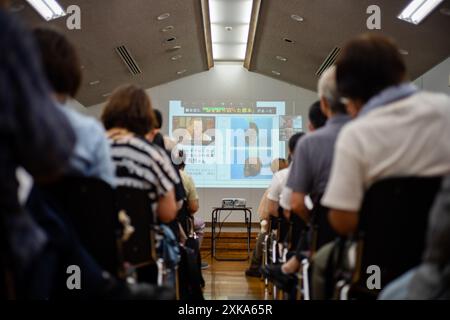 Tokio, Japan. Juli 2024. Die Teilnehmer beobachten eine Ausstellung von Exemplaren während eines Treffens zum 35. Jahrestag der Entdeckung menschlicher Knochen aus einer medizinischen Fakultät der japanischen Armee in Tokio, Japan, 20. Juli 2024. Die Versammlung wurde von der Vereinigung organisiert, die Untersuchungen an menschlichen Knochen forderte, die vom Standort des Army Medical College entdeckt wurden. ZU „Feature: Truth Reads for „Bones Related to war“ (Feature: Wahrheit wartet auf „Bones Related to war“) Credit: Zhang Xiaoyu/Xinhua/Alamy Live News Stockfoto