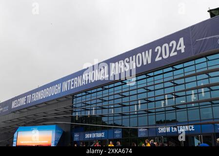 Flughafen Farnborough, Hampshire, Großbritannien. Juli 2024. Die weltweiten Militär- und Zivilluftfahrtunternehmen haben sich versammelt, um die neuesten Entwicklungen in der Luft- und Raumfahrttechnologie zu präsentieren und zu sehen. Eingang Stockfoto