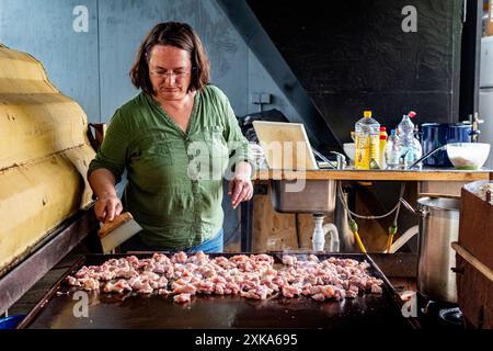 Anne Cooking for her Neighbourhood Historical Thug & Ship Owner Anne kocht ein Surina-Gericht / Wrap für ihre Nachbarschaft in einer Old Shipyard Kitchen. Rotterdam, Niederlande. MRYES Rotterdam Oude Haven / Scheepswerf Konings Zuid-Holland Nederland Copyright: XGuidoxKoppesxPhotox Stockfoto