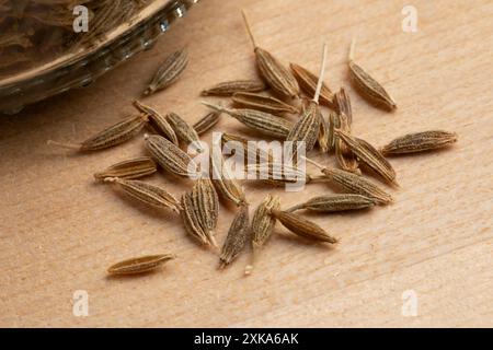 Getrocknete aromatische ganze Kümmel Samen auf hölzernem Hintergrund Nahaufnahme Stockfoto