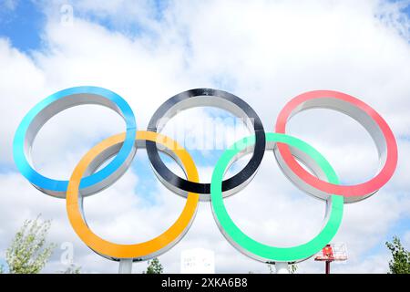 Paris, Frankreich. Juli 2024. Vor den Olympischen Sommerspielen, den Olympischen Spielen 2024 in Paris, Blick auf die Olympischen Ringe. Quelle: Michael Kappeler/dpa/Alamy Live News Stockfoto