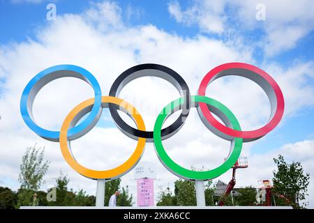 Paris, Frankreich. Juli 2024. Vor den Olympischen Sommerspielen, den Olympischen Spielen 2024 in Paris, Blick auf die Olympischen Ringe. Quelle: Michael Kappeler/dpa/Alamy Live News Stockfoto