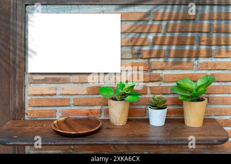 Ein weißes Schild an einer roten Ziegelwand ist am Eingang eines Restaurants oder Cafés angebracht. Der Schatten der Blätter an der Wand hat eine schöne Dimension. Stockfoto
