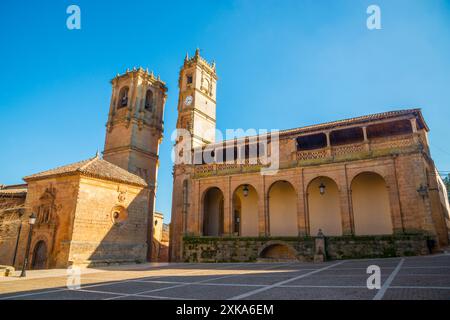 Trinidad Kirche und Tardon Turm. Plaza Mayor, Alcaraz, Provinz Albacete, Castilla La Mancha, Spanien. Stockfoto