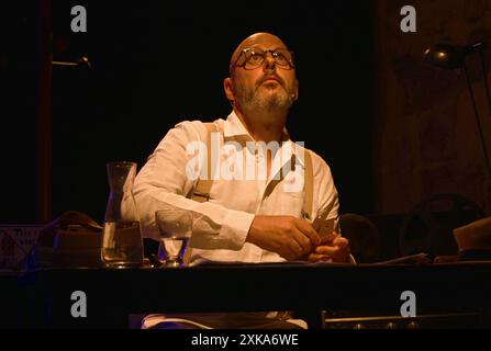 Festival d'Avignon OFF 2024 'ILS ne méritent pas tes larmes...', ein Theaterstück von Thomas Snégaroff im Théâtre Le Petit Louvre, am 21. Juli 2024. Regie: Michel Belletante mit Live-Musik von Xavier Bussy. Quelle: Jacky Godard/Photo12 Stockfoto