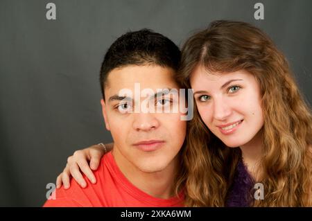 Junges Paar in die Kamera schaut. Stockfoto