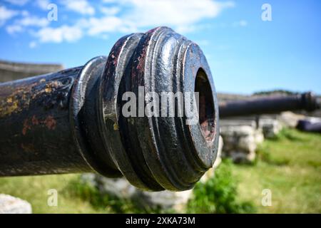 Alte, verwitterte Kanone, die auf feindliche Linien zeigt und eine Festung schützt. Stockfoto