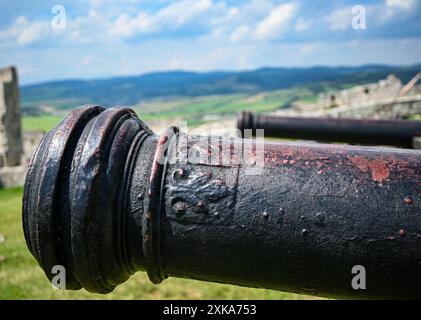 Alte, verwitterte Kanone, die auf feindliche Linien zeigt und eine Festung schützt. Stockfoto