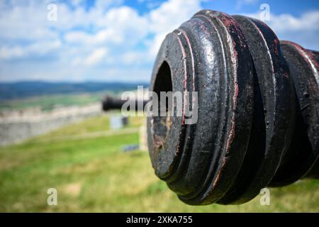 Alte, verwitterte Kanone, die auf feindliche Linien zeigt und eine Festung schützt. Stockfoto