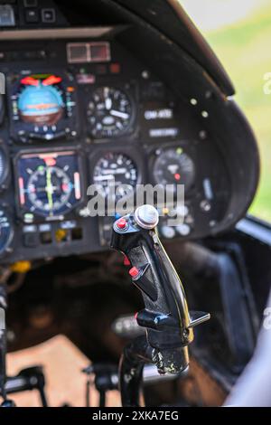 Bedienfeld im Cockpit des Flugzeugs mit Flug- und Navigationsinstrumenten. Stockfoto