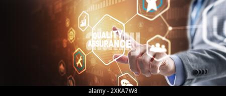 QA Geschäftsmann drücken Qualitätssicherung Taste auf virtuellen Bildschirmen Stockfoto