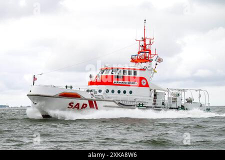 Hooksiel, Deutschland. Juli 2024. Der Rettungskreuzer Bernhard Gruben. Die Deutsche Seeschiffssuche und -Rettung (DGzRS) hält ihren traditionellen Aktionstag am 28. Juli ab. Es wird Demonstrationen, Übungen und Präsentationen an Rettungsstationen an der Nord- und Ostküste geben. Quelle: Sina Schuldt/dpa/Alamy Live News Stockfoto