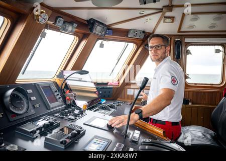 Hooksiel, Deutschland. Juli 2024. Veit Lehmann steht an Bord des Rettungskreuzers Bernhard Gruben. Die Deutsche Seeschiffssuche und -Rettung (DGzRS) hält ihren traditionellen Aktionstag am 28. Juli ab. Demonstrationen, Übungen und Präsentationen finden an Rettungsstationen an der Nord- und Ostküste statt. Quelle: Sina Schuldt/dpa/Alamy Live News Stockfoto