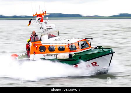 Hooksiel, Deutschland. Juli 2024. Das Tochterboot Johann FIDI des Rettungskreuzers Bernhard Gruben. Die Deutsche Seeschiffssuche und -Rettung (DGzRS) hält ihren traditionellen Aktionstag am 28. Juli ab. Es wird Demonstrationen, Übungen und Präsentationen an Rettungsstationen an der Nord- und Ostküste geben. Quelle: Sina Schuldt/dpa/Alamy Live News Stockfoto