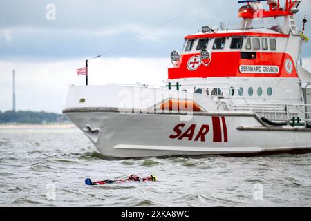 Hooksiel, Deutschland. Juli 2024. Die Seerettler führen eine Rettungsübung mit dem Rettungskreuzer Bernhard Gruben durch. Die Deutsche Seeschiffssuche und -Rettung (DGzRS) hält ihren traditionellen Aktionstag am 28. Juli ab. Demonstrationen, Übungen und Präsentationen finden an Rettungsstationen an der Nord- und Ostküste statt. Quelle: Sina Schuldt/dpa/Alamy Live News Stockfoto