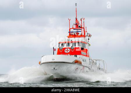 Hooksiel, Deutschland. Juli 2024. Der Rettungskreuzer Bernhard Gruben. Die Deutsche Seeschiffssuche und -Rettung (DGzRS) hält ihren traditionellen Aktionstag am 28. Juli ab. Es wird Demonstrationen, Übungen und Präsentationen an Rettungsstationen an der Nord- und Ostküste geben. Quelle: Sina Schuldt/dpa/Alamy Live News Stockfoto