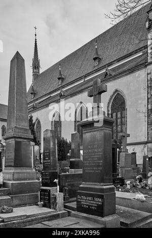 Vysehrader Friedhof auf dem Gelände der historischen Festung Vysehrad in Prag, Hauptstadt der Tschechischen Republik am 16. Januar 2024 Stockfoto