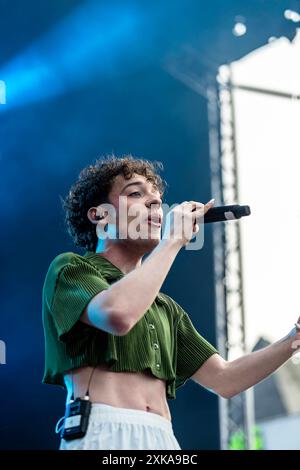 Nemo Sänger, ESC-Star Nemo begeistert die Menge auf dem Heumarkt während des ColognePride 2024 mit zwei mitreißenden Liedern, Köln, Heumarkt, 21.07. *** Nemo-Sänger , ESC-Star Nemo begeistert das Publikum auf der ColognePride 2024 mit zwei mitreißenden Liedern, Köln, Heumarkt, 21 07 Stockfoto