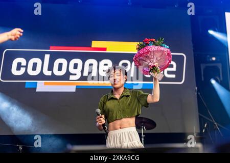 Nemo Sänger, ESC-Star Nemo begeistert die Menge auf dem Heumarkt während des ColognePride 2024 mit zwei mitreißenden Liedern, Köln, Heumarkt, 21.07. *** Nemo-Sänger , ESC-Star Nemo begeistert das Publikum auf der ColognePride 2024 mit zwei mitreißenden Liedern, Köln, Heumarkt, 21 07 Stockfoto