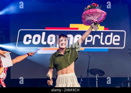 Nemo Sänger, ESC-Star Nemo begeistert die Menge auf dem Heumarkt während des ColognePride 2024 mit zwei mitreißenden Liedern, Köln, Heumarkt, 21.07. *** Nemo-Sänger , ESC-Star Nemo begeistert das Publikum auf der ColognePride 2024 mit zwei mitreißenden Liedern, Köln, Heumarkt, 21 07 Stockfoto