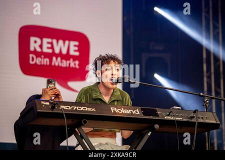 Nemo Sänger, ESC-Star Nemo begeistert die Menge auf dem Heumarkt während des ColognePride 2024 mit zwei mitreißenden Liedern, Köln, Heumarkt, 21.07. *** Nemo-Sänger , ESC-Star Nemo begeistert das Publikum auf der ColognePride 2024 mit zwei mitreißenden Liedern, Köln, Heumarkt, 21 07 Stockfoto