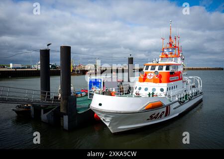 Hooksiel, Deutschland. Juli 2024. Der Rettungskreuzer Bernhard Gruben liegt im äußeren Hafen von Hooksiel. Die Deutsche Seeschiffssuche und -Rettung (DGzRS) hält ihren traditionellen Aktionstag am 28. Juli ab. Es wird Demonstrationen, Übungen und Präsentationen an Rettungsstationen an der Nord- und Ostküste geben. Quelle: Sina Schuldt/dpa/Alamy Live News Stockfoto