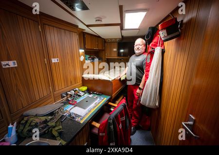 Hooksiel, Deutschland. Juli 2024. Frank Heiken steht in einer Kabine des Rettungskreuzers Bernhard Gruben. Die Deutsche Seeschiffssuche und -Rettung (DGzRS) hält ihren traditionellen Aktionstag am 28. Juli ab. Es wird Demonstrationen, Übungen und Präsentationen an Rettungsstationen an der Nord- und Ostküste geben. Quelle: Sina Schuldt/dpa/Alamy Live News Stockfoto