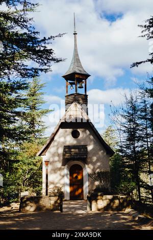 La Cumbrecita, Córdoba, Argentinien - 21. Juli 2024. Ökumenische Kapelle. Wunderschöne kleine Kirche auf einem Hügel mitten im Wald. Stockfoto