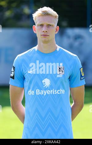 Fussball 3. Liga Offizieller Fototermin TSV 1860 München am 21.07.2024 auf dem Trainingsgelaende an der Gruenwalder Straße in München Raphael Schifferl (München) Foto: Revierfoto Stockfoto