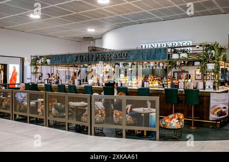 Gäste sitzen im Juniper & Co Restaurant/Bar im London Gatwick North Terminal, Gatwick Airport, Crawley, Großbritannien. Stockfoto