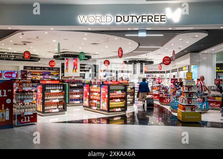 Kunden, die im World Duty Free Shop, London Gatwick North Terminal, Crawley, Sussex, Großbritannien einkaufen. Stockfoto