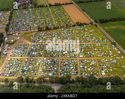 Luftbild, Ruhrpott-Rodeo 2024 Musikevent am Flugplatz Schwarze Heide, Parkplätze und Zeltplatz, Wiesen und Felder, Kirchhellen-Nord-West, Bottrop, Ruhrgebiet, Nordrhein-Westfalen, Deutschland ACHTUNGxMINDESTHONORARx60xEURO *** Luftansicht, Ruhrpott Rodeo 2024 Musikveranstaltung am Flugplatz Schwarze Heide, Parkplätze und Campingplatz, Wiesen und Felder, Kirchhellen Nordwest, Bottrop, Ruhrgebiet, Nordrhein-Westfalen, Deutschland ACHTUNGxMINDESTHONORARx60xEURO Stockfoto