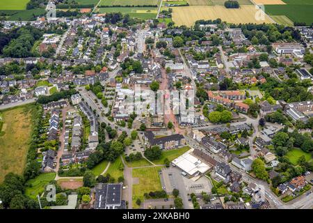 Luftbild, City Stadtmitte, Wohngebiet um die Hauptstraße mit Johann-Breuker-Platz und Alter Markt, unten Aldi Supermarkt, oben die St. Johannes-Kirche, Kirchhellen, Bottrop, Ruhrgebiet, Nordrhein-Westfalen, Deutschland ACHTUNGxMINDESTHONORARx60xEURO *** Luftblick, Stadtzentrum, Wohngebiet rund um die Hauptstraße mit Johann Breuker Platz und Alter Markt, unterhalb des Supermarktes Aldi, oberhalb der Johannes-Kirche, Kirchhellen, Bottrop, Ruhrgebiet, Nordrhein-Westfalen, Deutschland ACHTUNGxMINDESTHONORARx60xEURO Stockfoto
