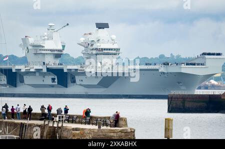 South Queensferry, Schottland, Großbritannien. Juli 2024. Die Royal Navy Flugzeugträger HMS Queen Elizabeth verlässt die Werft von Rosyth und segelt bei Ebbe unter der Forth Bridge nach Abschluss der Reparaturen. Iain Masterton/Alamy Live News Stockfoto