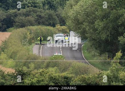 Die Szene auf der A61 in Wakefield, nach einer Kollision zwischen einem Auto und einem Motorrad am Sonntagnachmittag, bei der vier Erwachsene und zwei Kinder starben. Der Unfall zwischen einem Ford Focus und dem Motorrad ereignete sich auf der A61 zwischen Staincross, Barnsley und Newmillerdam, Wakefield. Bilddatum: Montag, 22. Juli 2024. Stockfoto