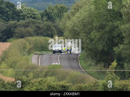 Die Szene auf der A61 in Wakefield, nach einer Kollision zwischen einem Auto und einem Motorrad am Sonntagnachmittag, bei der vier Erwachsene und zwei Kinder starben. Der Unfall zwischen einem Ford Focus und dem Motorrad ereignete sich auf der A61 zwischen Staincross, Barnsley und Newmillerdam, Wakefield. Bilddatum: Montag, 22. Juli 2024. Stockfoto