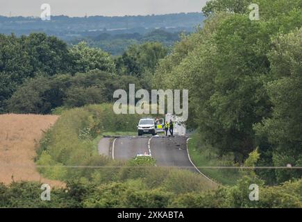 Die Szene auf der A61 in Wakefield, nach einer Kollision zwischen einem Auto und einem Motorrad am Sonntagnachmittag, bei der vier Erwachsene und zwei Kinder starben. Der Unfall zwischen einem Ford Focus und dem Motorrad ereignete sich auf der A61 zwischen Staincross, Barnsley und Newmillerdam, Wakefield. Bilddatum: Montag, 22. Juli 2024. Stockfoto