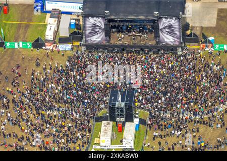 Luftbild, Ruhrpott-Rodeo 2024 Musikevent am Flugplatz Schwarze Heide, Bühne mit Menschenmenge, Kirchhellen-Nord-West, Bottrop, Ruhrgebiet, Nordrhein-Westfalen, Deutschland ACHTUNGxMINDESTHONORARx60xEURO *** Luftansicht, Ruhrpott Rodeo 2024 Musikevent am Flugplatz Schwarze Heide, Bühne mit Publikum, Kirchhellen Nordwest, Bottrop, Ruhrgebiet, Nordrhein-Westfalen, Deutschland ATTENTIONxMINDESTHONORARx60xEURO Stockfoto