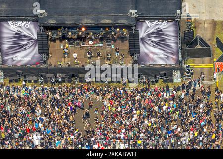 Luftbild, Ruhrpott-Rodeo 2024 Musikevent am Flugplatz Schwarze Heide, Bühne mit Menschenmenge, Kirchhellen-Nord-West, Bottrop, Ruhrgebiet, Nordrhein-Westfalen, Deutschland ACHTUNGxMINDESTHONORARx60xEURO *** Luftansicht, Ruhrpott Rodeo 2024 Musikevent am Flugplatz Schwarze Heide, Bühne mit Publikum, Kirchhellen Nordwest, Bottrop, Ruhrgebiet, Nordrhein-Westfalen, Deutschland ATTENTIONxMINDESTHONORARx60xEURO Stockfoto